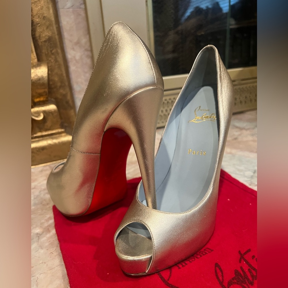 Christian Louboutin Metallic Gold Leather Very Prive Pumps Size 40